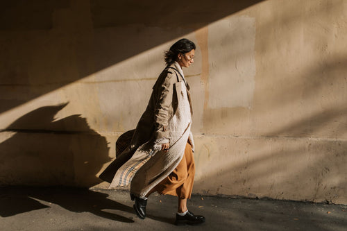 Abrigo trench clásico color beige para mujer - Velora